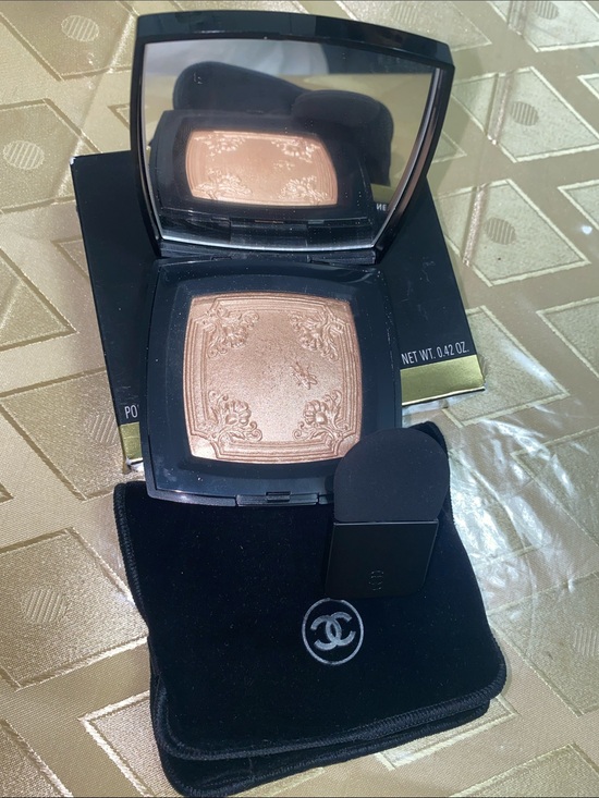 CHANEL Other - CHANEL exclusive edition New Illuminating Powder Compact - Golden Beige Glow